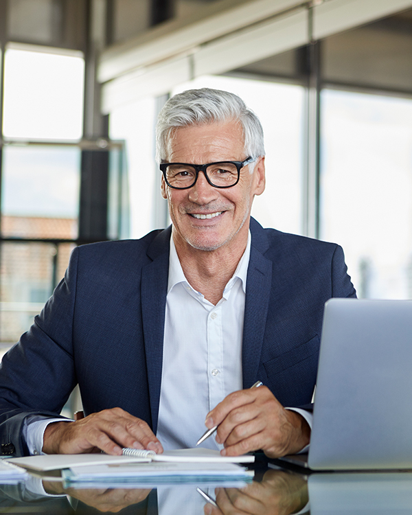 businessman working at laptop taking notes in note naklcxaa.jpg